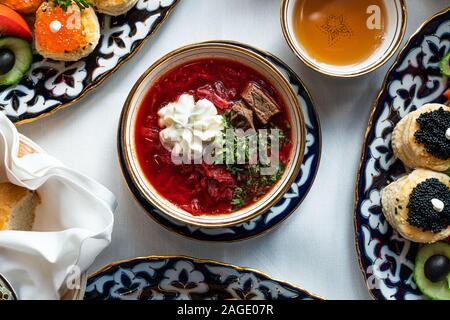 Ein guter Schuss köstlicher Borschtsuppe und Kaviar-Snacks Daneben Stockfoto