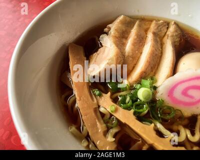 Nahaufnahme Nudelsuppe mit Fleisch, Gemüse und einem Ei Stockfoto