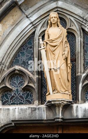 Breinig-Stolberg, Deutschland - Sept. 08, 2019: Statue in beige Stein der Heiligen Barbara ein Schwert über dem Eingang des Saint-Barbarachurch. Stockfoto