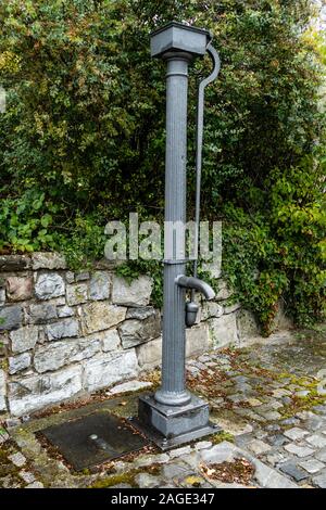 Breinig-Stolberg, Deutschland - Sept. 08, 2019: Schwarz metall Wasser pumpe mit Griff auf gut. Rheinland, Nordrhein-Westfalen. Stockfoto