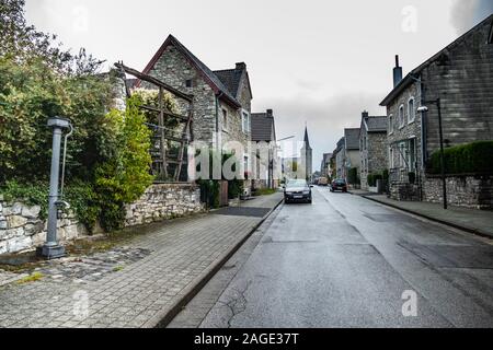 Breinig-Stolberg, Deutschland - Sept. 08, 2019: Blick auf das Dorf auf der Straße mit traditionellen Häusern und Black Metal Wasserpumpe aus dem 19. Jahrhundert in der Seine Stockfoto