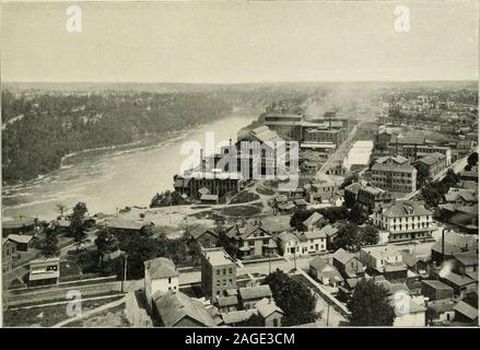 . Cutler's Guide zu den Niagarafällen und benachbarte Punkte von Interesse. --. Ein Eis und Schnee Anzeigen unter dem fällt.. Niagara Falls, Ontario Niagara River und Gorye. Fräsen Bezirk der Niagara-fälle Hydraulik- und Manufacturing Co. Birds Blick vom Turm, Nord. Stadt NIAGARA FALLS. Die Stadt umfasst etwa acht und einem halben Quadratkilometer •*? Des Territoriums, und hat eine Bevölkerung von 17.000 auf 20.000. Vor vier Jahren war es, als das Dorf NiagaraFalls bekannt und Suspension Bridge, zwei Meilen entfernt, war ein sepa-rate Stadt, beide zusammen mit einer Bevölkerung von 9.900.-Tag Sie sind Stockfoto