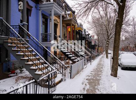 Winter Montreal Szene, auf der Hochebene mit bunten Häusern und schneebedeckten Außentreppe und Bürgersteig Montreal, Kanada Stockfoto