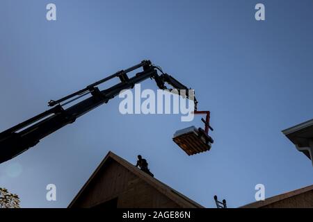 Ausleger Lkw Gabelstapler in das Dach eine neue Heimat zu Dachbinder verwendet wird, Erweiterung Bau home Framing zu Haus Stockfoto