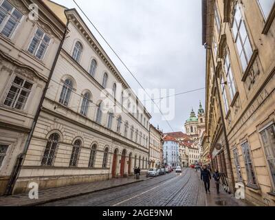 Prag, Tschechien - NOVEMBER 2, 2019: Kirche St. Nikolaus, auch genannt Kostel Svateho Mikulase, in Prag, Tschechische Republik, mit seiner Kuppel aus Karmel gesehen Stockfoto