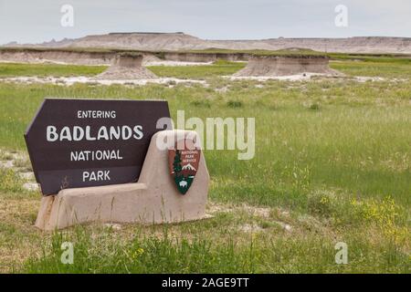 BADLANDS NATIONAL PARK, South Dakota - 16. Juni 2014: ein Schild am Eingang des Badlands National Park mit offenen Prairie und einzigartigen Land Erosion in der Stockfoto