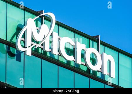 Dez 14, 2019 San Jose/CA/USA - Nahaufnahme von Mikron Logo an ihrem Hauptsitz im Silicon Valley; Micron Technology, Inc. ist ein US-amerikanischer Hersteller von Stockfoto