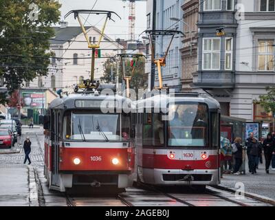 Brünn, Tschechien - NOVEMBER 5, 2019: Zwei Straßenbahnen, Tatra K2 Modell, Kreuzen im Stadtzentrum von Brünn. Auch als Salina, das sind die wichtigsten tr Stockfoto