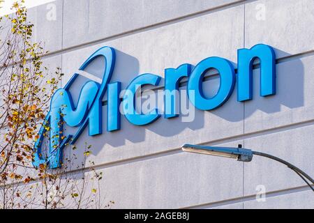 Dez 14, 2019 San Jose/CA/USA - Nahaufnahme von Mikron Logo an ihrem Hauptsitz im Silicon Valley; Micron Technology, Inc. ist ein US-amerikanischer Hersteller von Stockfoto