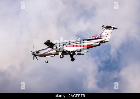 Dez 14, 2019 San Jose/CA/USA - Eigenes Flugzeug von Pilatus Aircraft die Vorbereitung für die Landung an Norman Y. Mineta San Jose International Airpo produziert Stockfoto