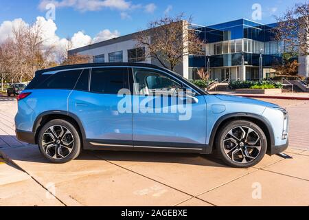 Dez 14, 2019 San Jose/CA/USA-NIO ES 8 elektrische SUV angezeigt vor NIO Sitz; NIO ist ein chinesischer Automobilhersteller spezialisiert Stockfoto