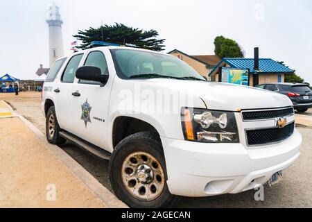 Nov 16, 2019 Pescadero/CA/USA - California State Parks Friedensoffizier Fahrzeug am Pigeon Point Lighthouse State Park an einem nebligen Tag geparkt Stockfoto