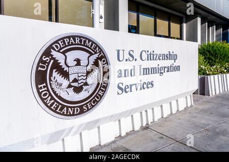 Nov 24, 2019 Santa Clara/CA/USA - USA für Staatsbürgerschaft und Immigration SERVICES (USCIS) Büro in Silicon Valley; USCIS ist eine Agentur, die von der U Stockfoto