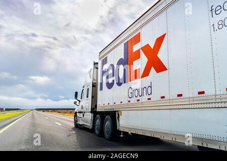 Dec 8, 2019 Los Angeles/CA/USA - FedEx Ground Lkw fahren auf der Autobahn Stockfoto