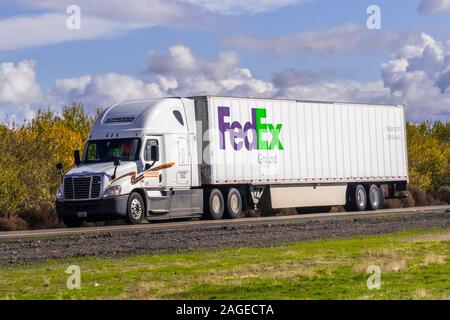 Dec 8, 2019 Los Angeles/CA/USA - FedEx Ground Lkw fahren auf der Autobahn Stockfoto