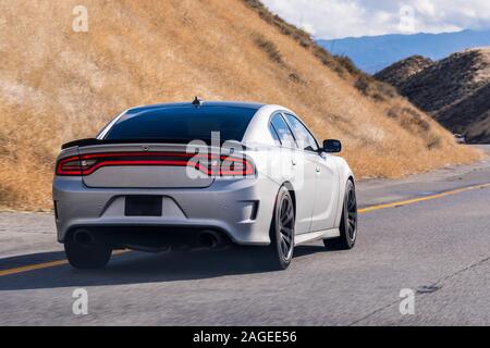 Dec 8, 2019 Los Angeles/CA/USA - Dodge Charger Fahrt durch die Berge auf dem Weg nach Los Angeles Stockfoto