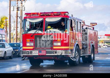 Dec 8, 2019 Los Angeles/CA/USA - Los Angeles County Fire Department Motor fahren auf einer Straße. Stockfoto