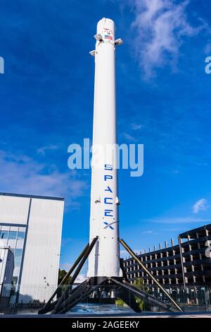 Dec 8, 2019 Hawthorne/Los Angeles/CA/USA - Falcon 9 Rakete in den vorderen von SpaceX (Space Exploration Technologies Corp.) HQ angezeigt; SpaceX ist Stockfoto