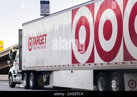 Dec 8, 2019 Los Angeles/CA/USA Liefertreue Lkw fahren auf der Autobahn Stockfoto