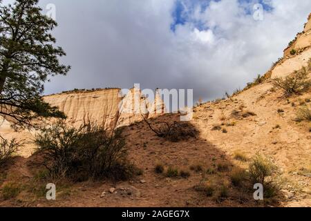 Kasha Katuwe Tent Rocks National Monument in New Mexico, USA, ist berühmt für seine malerische konisch geformte Formationen, die aus Bims, Stockfoto