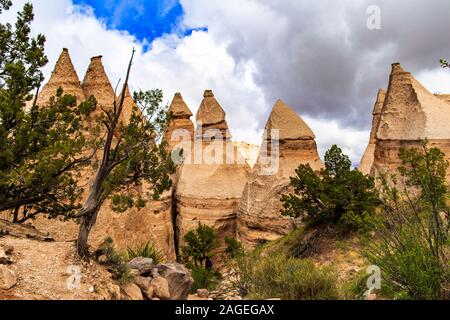 Kasha Katuwe Tent Rocks National Monument in New Mexico, USA, ist berühmt für seine malerische konisch geformte Formationen, die aus Bims, Stockfoto