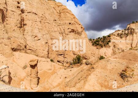 Kasha Katuwe Tent Rocks National Monument in New Mexico, USA, ist berühmt für seine malerische konisch geformte Formationen, die aus Bims, Stockfoto