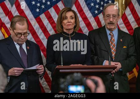 Sprecher der Vereinigten Staaten des Repräsentantenhauses Nancy Pelosi (D-CA), spricht auf einer Pressekonferenz nach dem Repräsentantenhaus stimmte Präsident Donald John Trump auf dem Capitol Hill Dezember 18, 2019, Washington DC zu entheben. Neben ihr sind (L-R) Vorsitzende des Repräsentantenhauses Rep Jerry Nadler (D-NY), Vorsitzender des Ausschusses für Auswärtige Angelegenheiten, Eliot Engel (D-NY). Dies ist das vierte Mal, dass ein amerikanischer Präsident Amtsenthebungsverfahren gegenübergestellt hat. Der Präsident ist der Obstruktion des Kongresses und Machtmissbrauch vorgeworfen. Foto: Ken Cedeño/Sipa USA Stockfoto