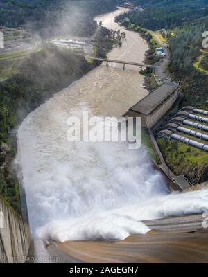 High Shot von Shasta Dam umgeben von Hügeln und Straßen Bedeckt mit Wäldern Stockfoto