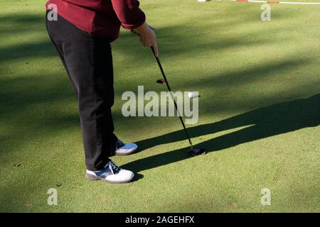 Golf Ball Festlegung auf Holz-t-stück, vorbereiten und bereit, den Ball zu schlagen Stockfoto