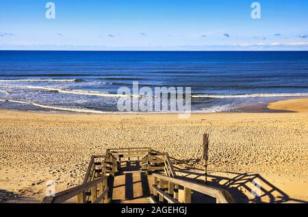 Hochwinkelaufnahme einer Holztreppe, die zum Strand in Kampen, Sylt, führt Stockfoto