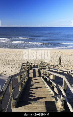 Vertikale Hochwinkelaufnahme einer Holztreppe, die zum Strand in Kampen, Sylt, führt Stockfoto
