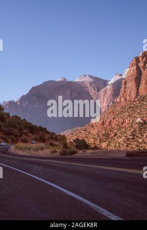 Vertikale Aufnahme einer Autobahn mitten in einem natürlichen Canyon im Coconino County, Arizona Stockfoto