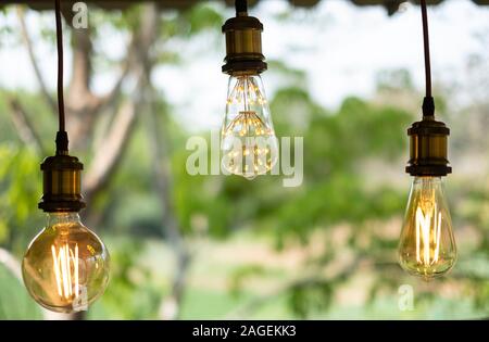 Classic retro Glühlampen led elektrische Lampe warm weiß auf unscharfen Hintergrund, Vintage Glühbirne Stockfoto