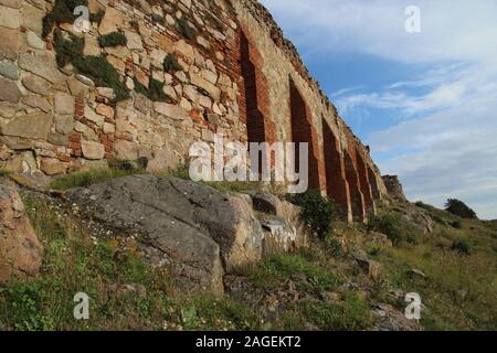 Low-Angle-Aufnahme der historischen Hammershus Burgruine auf Ein sonniger Tag Stockfoto