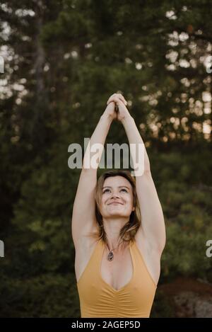 Frau praktizieren Yoga im Wald Stockfoto