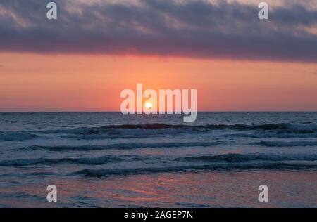 Sonnenuntergang auf Trinidad State Beach in Kalifornien Stockfoto