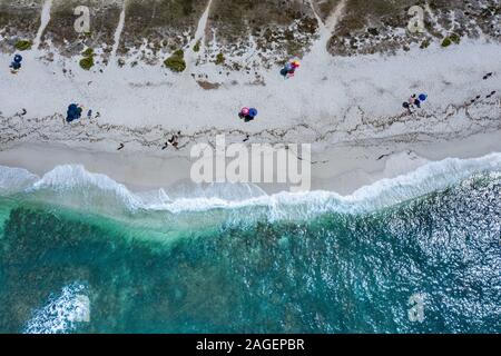 Sonnenschirme und Urlauber am Strand, Oristano, Cagliari, Sardinien Stockfoto