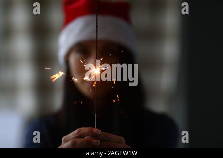 Frau, die Wunderkerzen in der hand Nahaufnahme Stockfoto