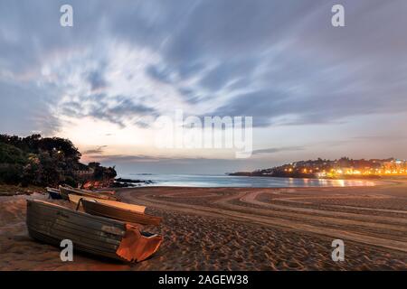 Boote am Strand bei Sonnenaufgang Stockfoto