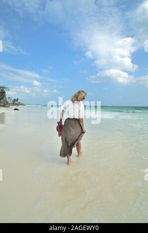 Frau geht den Strand in Mexiko Stockfoto