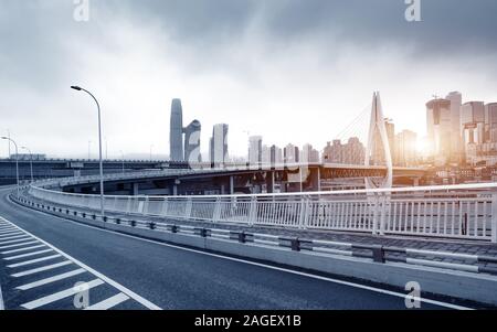 Moderne Brücken und Hochhäuser, Chongqing, China urbanen Landschaft. Stockfoto