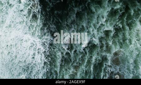 Textur und Muster des Pazifischen Ozeans Absturz in Shore Stockfoto