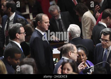 Washington, District of Columbia, USA. 18 Dez, 2019. United States Vertreter Adam Schiff (Demokrat aus Kalifornien), Vorsitzender des US House Permanent Select Committee on Intelligence, Mitte, Chats mit colleaguesSpeaker der Vereinigten Staaten des Repräsentantenhauses Nancy Pelosi (Demokrat aus Kalifornien) leitet Resolution 755, Artikel Amtsenthebungsverfahren gegen US-Präsident Donald J. Trumpf wie das Haus stimmen bei den US Capitol in Washington, DC, am 18. Dezember 2019. - Das US-Repräsentantenhaus stimmte am Mittwoch 229-198 US-Präsident Donald J. Credit: ZUMA Press, Inc./Alamy anzuklagen Stockfoto