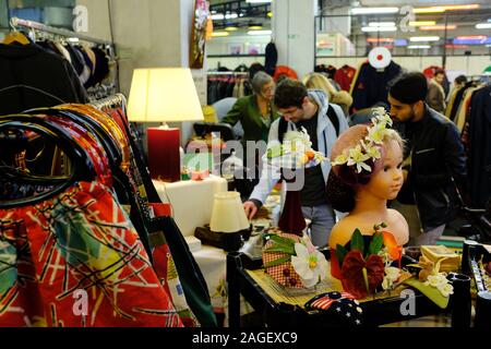 Kunden Vintage Kleidung und Haushaltswaren Markt im Boden. Ein ehemaliger SNCF-Lager im 12. arrondissement. Paris. Frankreich Stockfoto