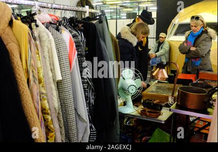 Vintage Kleidung und Haushaltswaren verkaufen in einen Gebrauchtmarkt im Boden. Ein ehemaliger SNCF-Lager im 12. arrondissement. Paris. Frankreich Stockfoto