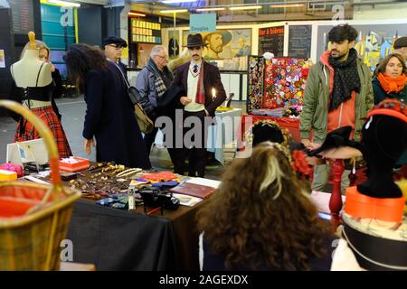 Kunden im Vintage Kleidung und Haushaltswaren Markt im Boden. Ein ehemaliger SNCF-Lager im 12. arrondissement. Paris. Frankreich Stockfoto