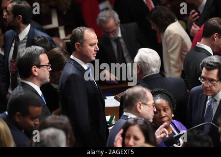 United States Vertreter Adam Schiff (Demokrat aus Kalifornien), Vorsitzender des US House Permanent Select Committee on Intelligence, Mitte, Chats mit colleaguesSpeaker der Vereinigten Staaten des Repräsentantenhauses Nancy Pelosi (Demokrat aus Kalifornien) leitet Resolution 755, Artikel Amtsenthebungsverfahren gegen US-Präsident Donald J. Trumpf wie das Haus stimmen bei den US Capitol in Washington, DC, am 18. Dezember 2019. - Das US-Repräsentantenhaus stimmte am Mittwoch 229-198 US-Präsident Donald J. Trumpf für Verstopfung des Kongresses zu entheben. Das Haus Trump angeklagt für den Missbrauch der Macht durch Stockfoto