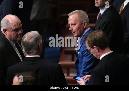 Washington, District of Columbia, USA. 18 Dez, 2019. United States Vertreter Jeff Van Drew (Republikaner von New Jersey), Center, Chats mit Kollegen als Sprecher des US-Repräsentantenhauses, Nancy Pelosi (Demokrat aus Kalifornien) leitet Resolution 755, Artikel Amtsenthebungsverfahren gegen US-Präsident Donald J. Trumpf wie das Haus stimmen bei den US Capitol in Washington, DC, am 18. Dezember 2019. - Das US-Repräsentantenhaus stimmte am Mittwoch 229-198 US-Präsident Donald J. Trumpf für Verstopfung des Kongresses zu entheben. Credit: ZUMA Press, Inc./Alamy leben Nachrichten Stockfoto
