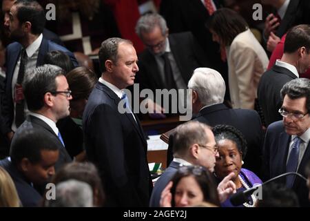 United States Vertreter Adam Schiff (Demokrat aus Kalifornien), Vorsitzender des US House Permanent Select Committee on Intelligence, Mitte, Chats mit colleaguesSpeaker der Vereinigten Staaten des Repräsentantenhauses Nancy Pelosi (Demokrat aus Kalifornien) leitet Resolution 755, Artikel Amtsenthebungsverfahren gegen US-Präsident Donald J. Trumpf wie das Haus stimmen bei den US Capitol in Washington, DC, am 18. Dezember 2019. - Das US-Repräsentantenhaus stimmte am Mittwoch 229-198 US-Präsident Donald J. Trumpf für Verstopfung des Kongresses zu entheben. Das Haus Trump angeklagt für den Missbrauch der Macht durch Stockfoto
