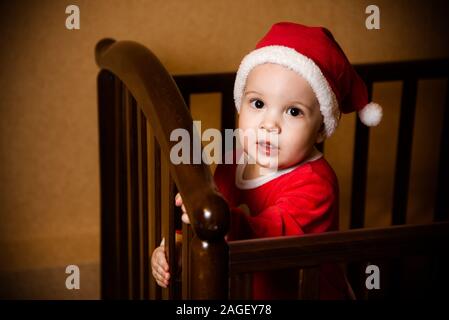 Neues Jahr Baby in Kostüm spielt zu Hause Stockfoto